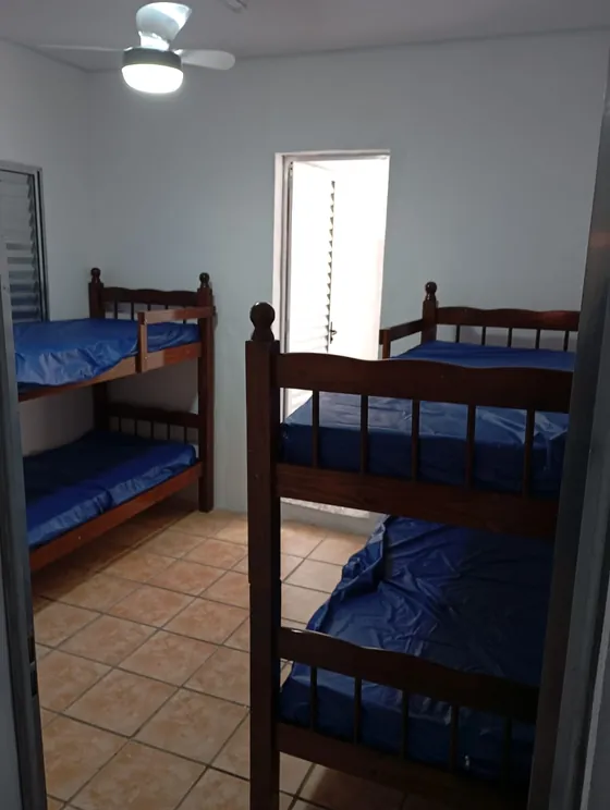 Quarto com dois beliches, visto da porta.