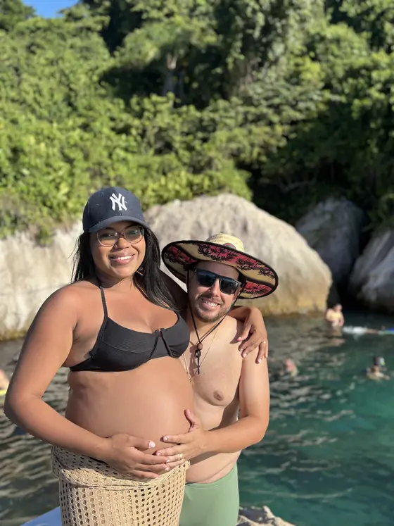 Duas pessoas na água entre as pedras.