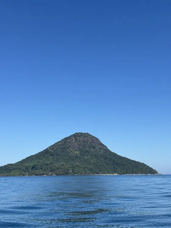 A silhueta da Ilha das Couves vista do mar aberto, sem desembarque.