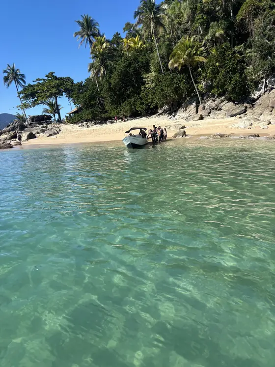 Barco ancorado junto à faixa de areia de uma das ilhas.